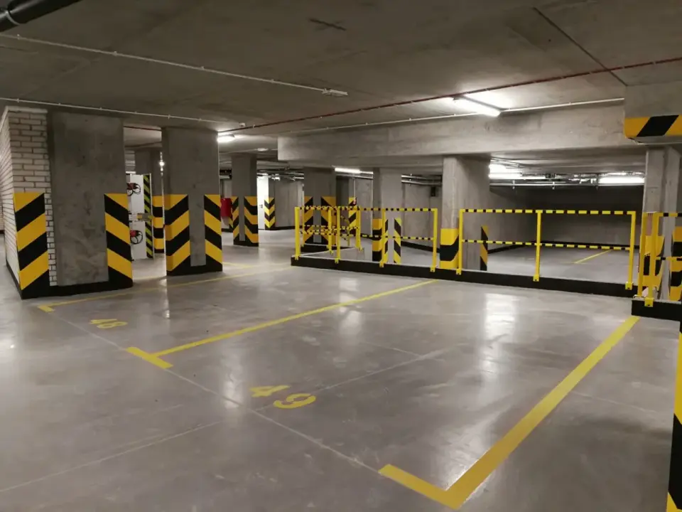 Ile kosztuje miejsce parkingowe pod blokiem - kupić czy wynająć?